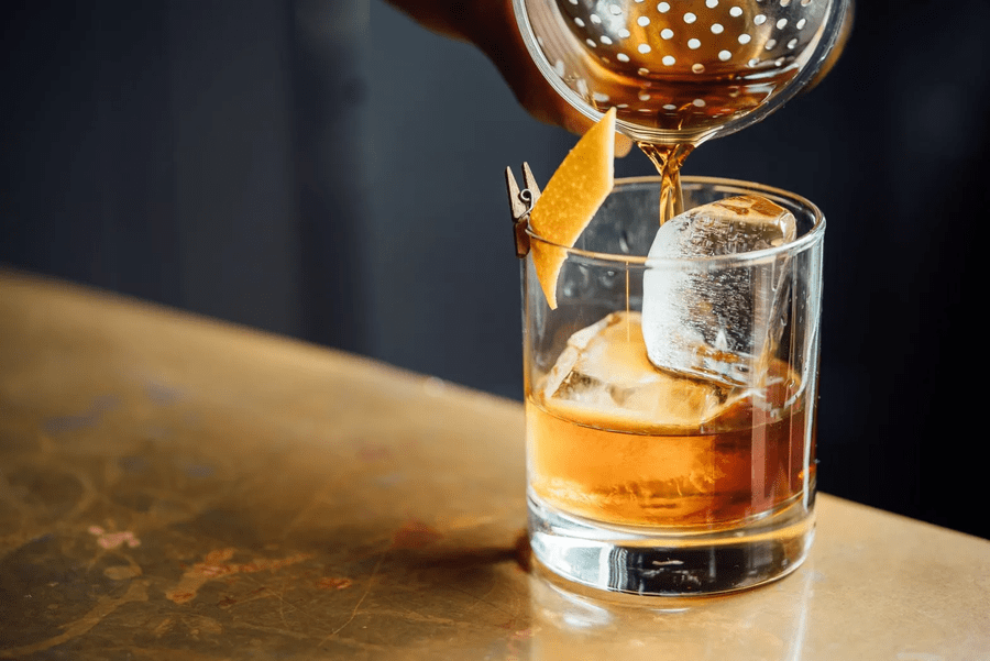 đi bar uống rượu gì