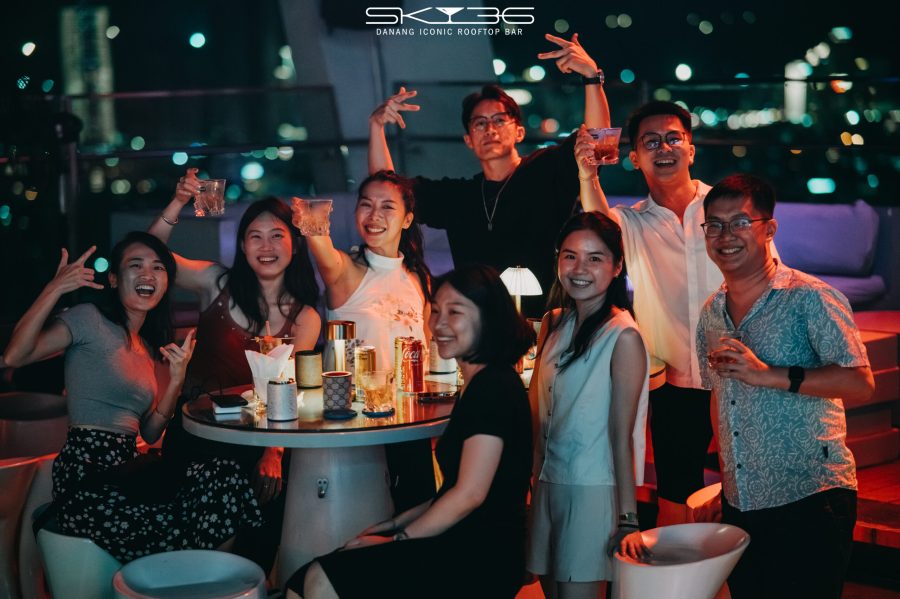 Không gian club rộng rãi, khu vực dance floor và bàn ngồi thoải mái