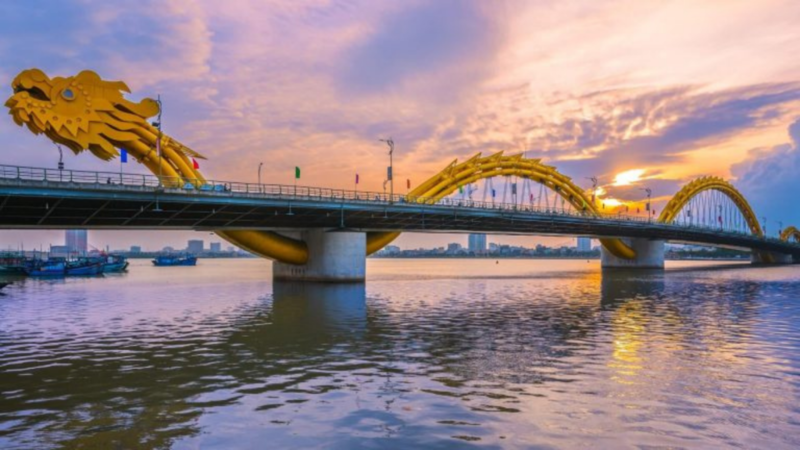 Cầu rồng phun lửa mấy giờ