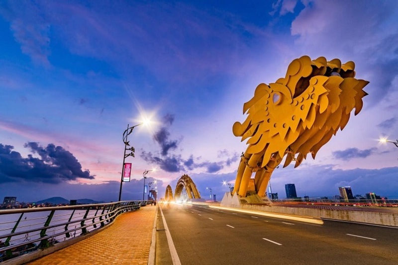 Cầu rồng phun lửa mấy giờ