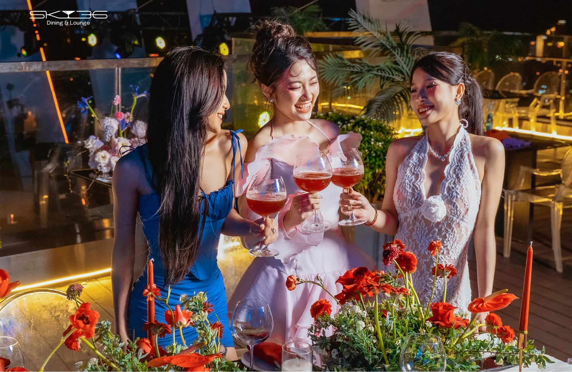 Couples hẹn hò tại lounge lãng mạn