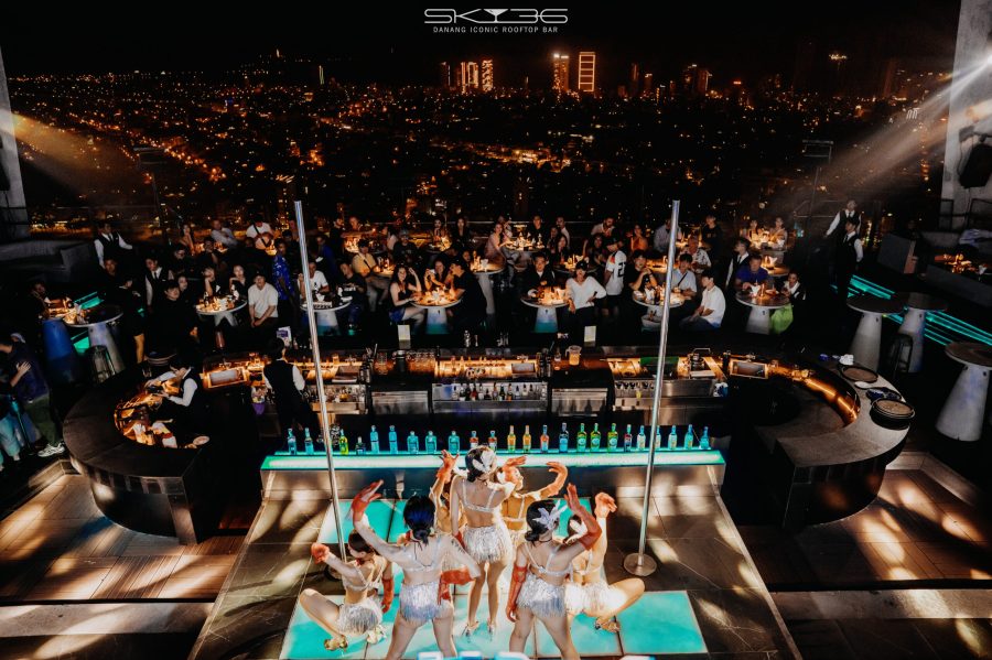 Toàn cảnh thành phố Đà Nẵng bên sông Hàn nhìn từ Sky36 rooftop bar Đà Nẵng