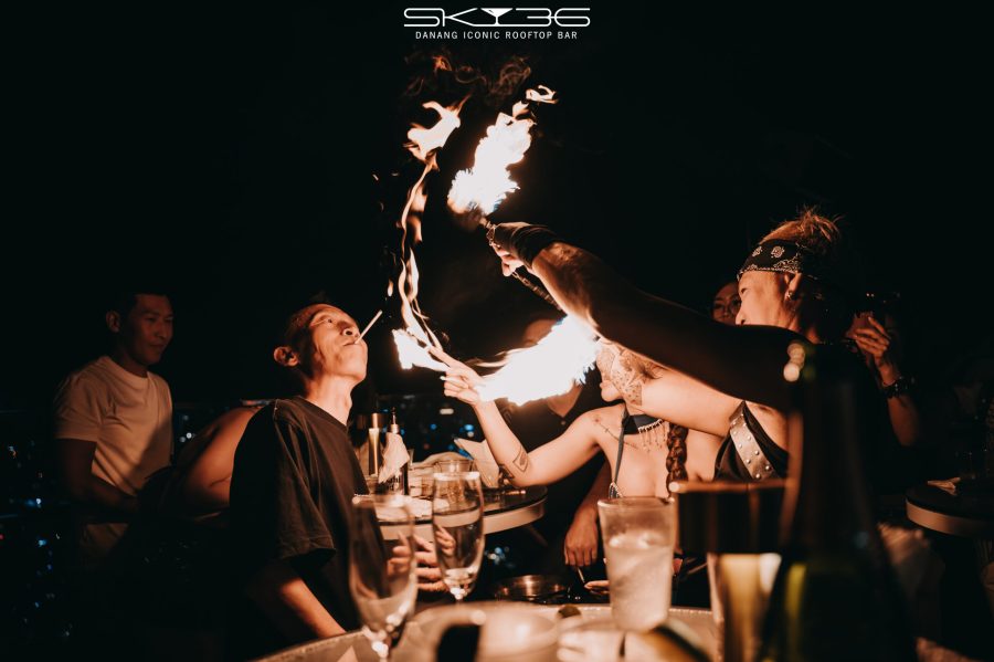 Múa lửa nghệ thuật tại rooftop bar Đà Nẵng, không gian hẹn hò về đêm sôi động và khác biệt