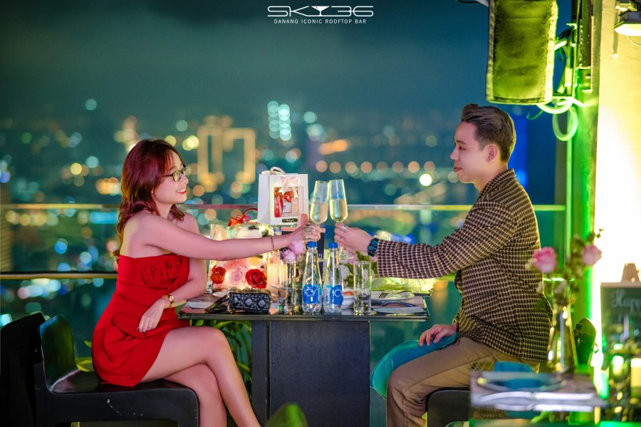 Cặp đôi dùng bữa tối lãng mạn tại nhà hàng ăn tối lãng mạn ở Đà Nẵng, view thành phố trên cao.