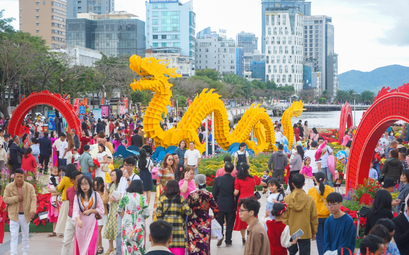 Đường hoa Bạch Đằng - Tọa độ check in Tết Đà Nẵng 2026 với linh vật Bính Ngọ.