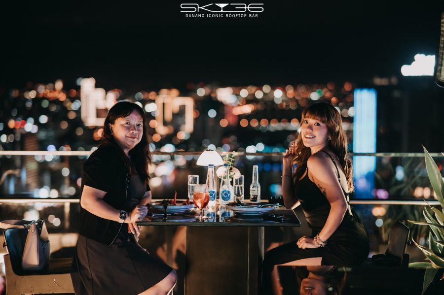 Bàn ngồi gần ban công, không gian rooftop bar thoáng và tách biệt.