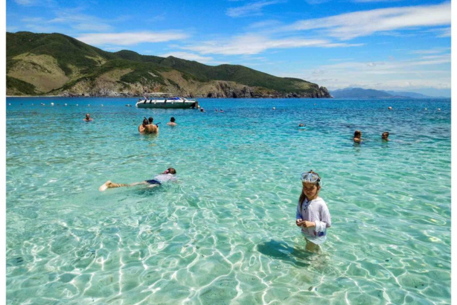 Non Nuoc Beach with clear water